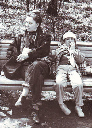 Маленькая Марьяна любила гулять со знаменитой бабушкой в парке