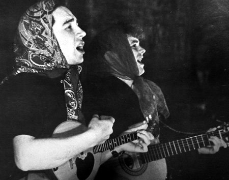 Эксклюзивное фото! Первое выступление «бабок» на сцене студенческого театра. Платки ЧВАНОВ и КАСИЛОВ позаимствовали у собственных мам