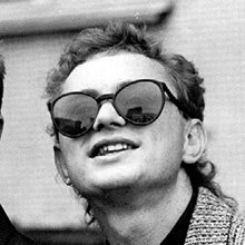 Игорек первым из студенческой тусовки обзавелся модными темными очками