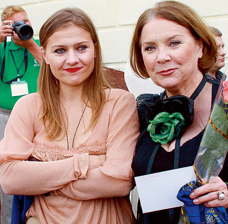 Дочь ГОЛУБКИНОЙ, Маша, какое-то время носила фамилию отчима, но затем взяла мамину