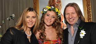 - мужчинам на лацканы пиджаков прикрепляли бутоньерки, а девушкам вручали веночки