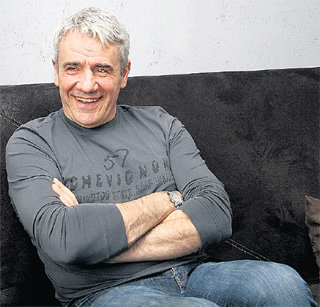 - Если бы я не научился водить машину, то мне не досталась бы роль шофёра-дальнобойщика, - говорит ВИЛСОНС