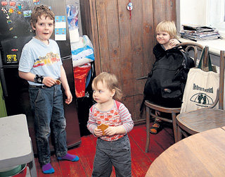 Густав Вольдемар, Гундага Анна и Яков Ренис на кухне. Старший из троицы уже снимается в кино