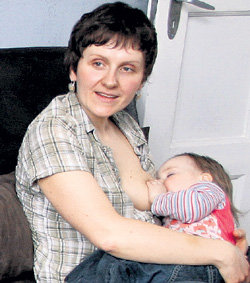 Всех детей Занэ кормит грудью до двух лет