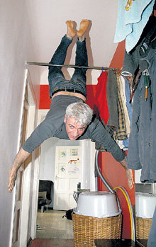 В доме артиста есть и другие тренажёры для поддержания формы