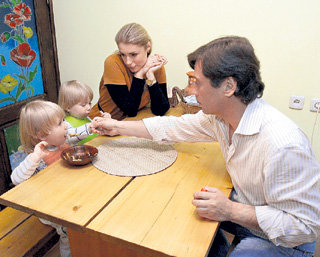 Третий муж звезды Борис ВИШНЯКОВ и после развода часто навещает Фому и Фоку (фото Роман ЩЕРБЕНКОВ/Теленеделя)