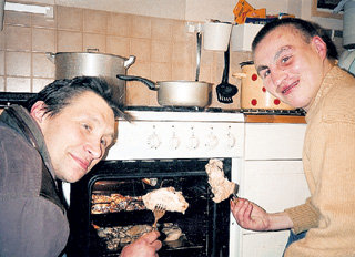 …и регулярно организует благотворительные обеды, где потчует алкоголиков окорочками