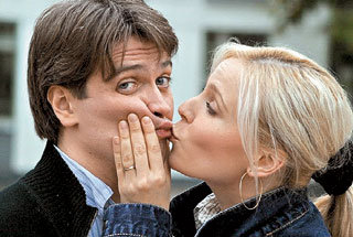 Нежные чувства к нынешней супруге актрисе Марии КУЛИКОВОЙ Денис МАТРОСОВ демонстрирует при любом удобном случае