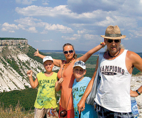 Людмила на отдыхе с мужем Сергеем и сыновьями