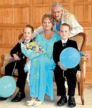 На свадьбе ТАТАРОВОЙ и ДЖИГУРДЫ присутствовали только самые близкие (на фото - с близнецами Володей и Юрой)