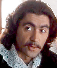 Степан ВЛАСОВ в 15 лет просил убежища в бельгийском посольстве, потому что «инакомыслие в СССР наказывается». В театре отчима он настраивал труппу против худрука: ДЖИГАРХАНЯН в ответ уволил всех актёров. Но по просьбе парня мэтр дал ему свою фамилию и пристроил в кино