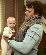 Маленькая Василиса с папой почти не расстается