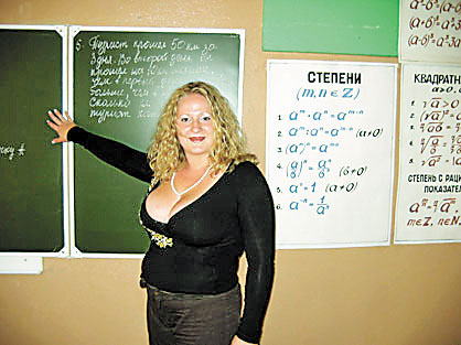 Учительницу не берут на работу из-за огромного бюста